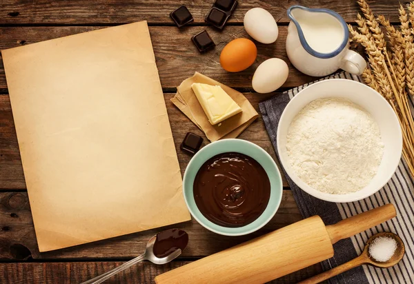 Bolo de chocolate para assar - ingredientes e papel em branco - fundo — Fotografia de Stock