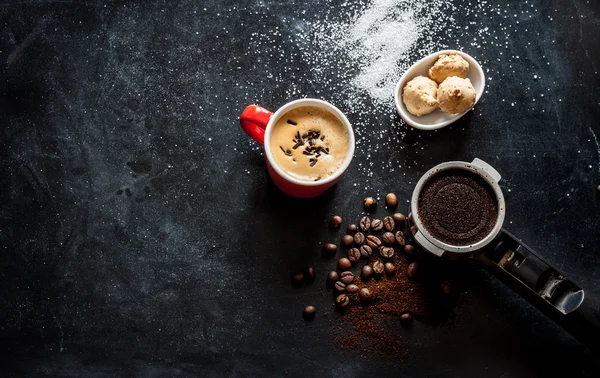 Espresso-Kaffee, Kekse und Zucker auf schwarzem Kaffeetisch — Stockfoto