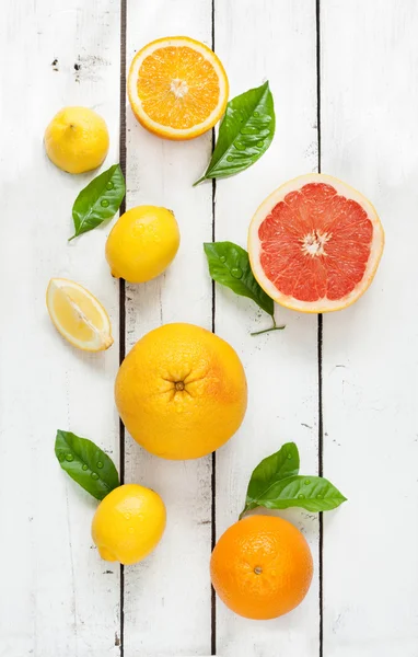 Narenciye limon, greyfurt ve portakal Beyaz ahşap üzerine