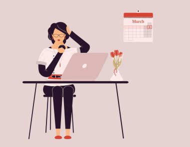 8 Mart Uluslararası Kadınlar Günü. Tatlı esmer kadın dizüstü bilgisayarda çalışıyor. Laleli vazo. Kadın antrenör, koç veya muhasebeci webinar veya atölye çalışması yapıyor.