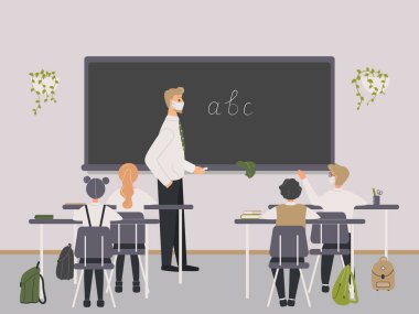 Korumacı tıp maskeli bir erkek öğretmen ilkokul öğrencilerine ya da tebeşirin yakınındaki çocuklara İngilizce mektuplar yazıyor. Sınıfta oturan çocuklara dil öğreten ya da yazan bir adam.