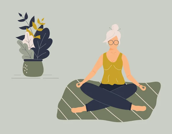 以瑜伽莲花姿势出现的年长而有趣的女人 在家里或健身房做冥想 专心练习 修行精神 — 图库照片