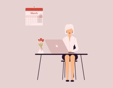 8 Mart Uluslararası Kadınlar Günü. Beyaz bluzlu ve siyah etekli tatlı sarışın kadın dizüstü bilgisayarda çalışıyor. Laleli vazo. Mart kadın antrenörü, koç veya muhasebeci webinar veya atölye çalışması yapıyor. Raster