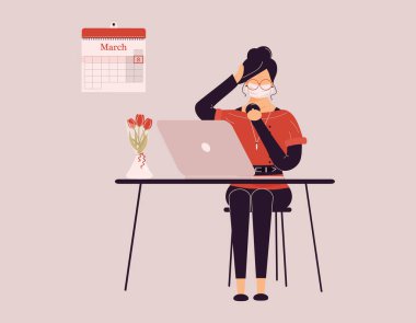 8 Mart Uluslararası Kadınlar Günü. Koruyucu tıbbi maske takan tatlı esmer kadın dizüstü bilgisayarda çalışıyor. Masasında laleler olan vazo. Webinar ya da atölyede çalışan bayan antrenör, koç ya da muhasebeci. Raster