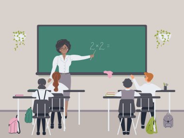 Afrikalı kadın matematik öğretmeni ilkokul öğrencilerine ya da karatahtanın yanındaki çocuklara çarpmayı açıklıyor. Sınıfta masada oturan çocuklara matematik ya da aritmetik öğreten genç bir kadın. Raster.