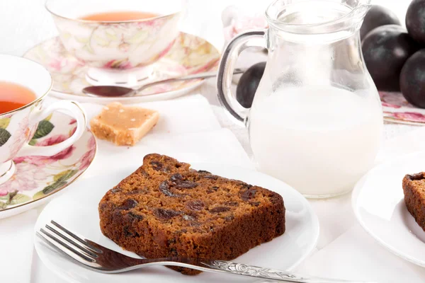 Té servido con pastel de frutas británico tradicional — Foto de Stock