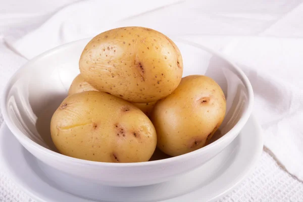 Gekochte Kartoffeln, serviert in einer weißen Schüssel — Stockfoto