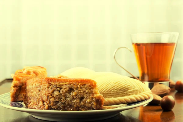 Pastelería dulce tradicional oriental shekerbura y baklava — Foto de Stock