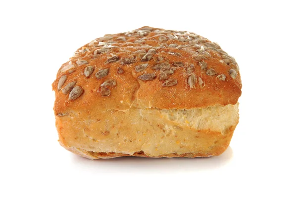Primo piano di un panino con semi di girasole su sfondo bianco — Foto Stock
