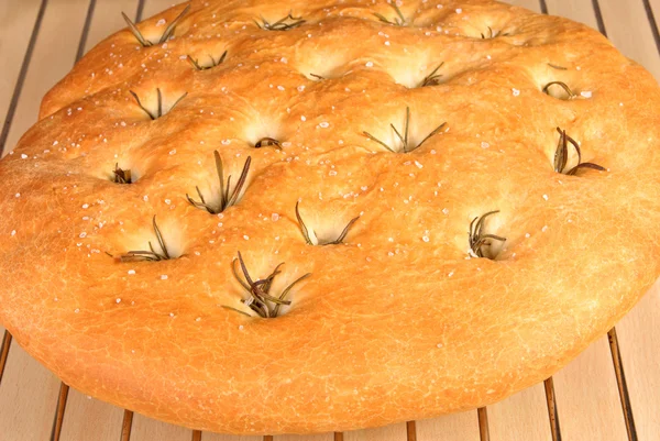Frisch gebackenes Foccacia-Brot mit Rosmarin auf einem Kühlregal — Stockfoto