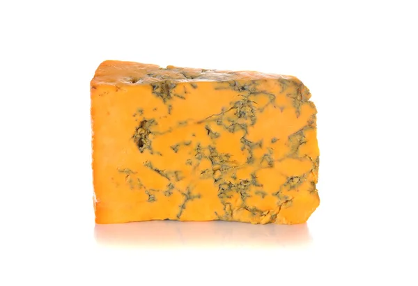 Кусок Шропширского голубого сыра на белом фоне — стоковое фото