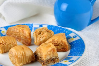 Türk baklava bir plaka üzerinde çeşitli