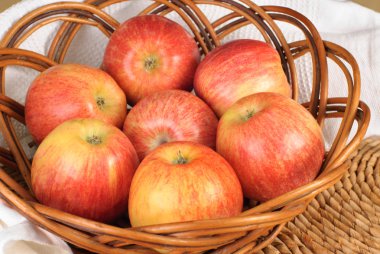 Kırmızı Gala elma bir hasır plaka