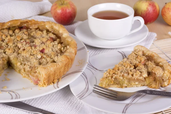 Té servido con ruibarbo y tarta de manzana desmenuzada — Foto de Stock