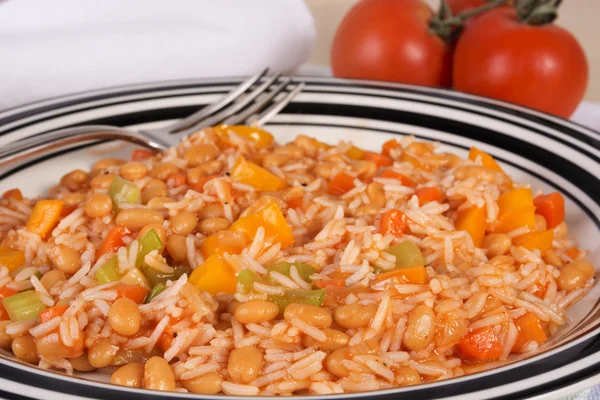 Arroz con Frijoles y verduras servido en un plato —  Fotos de Stock