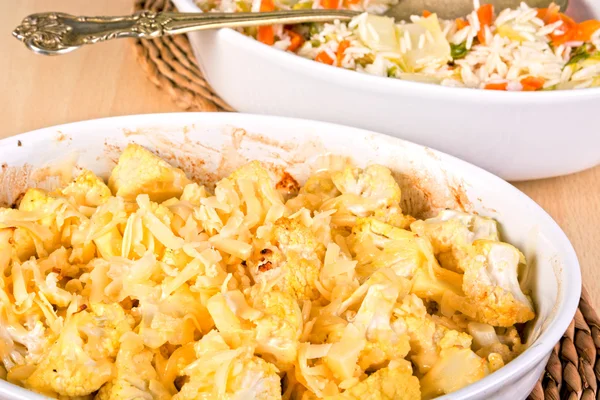 Cauliflower baked in a white casserole sprinkled with cheese. Ca — Stock Photo, Image