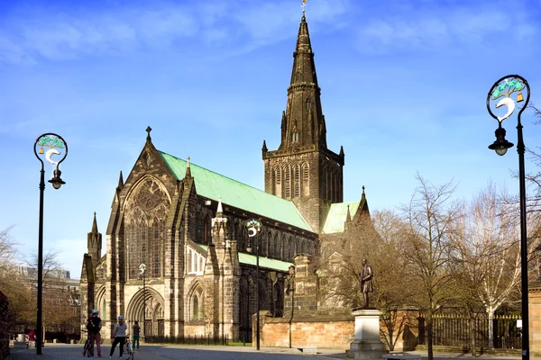 Tourists in Cathedral Square in front of the main entrance of St — Stock Photo, Image