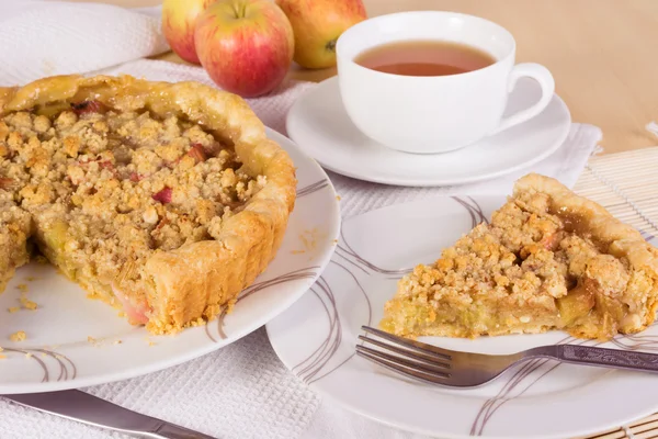 Té servido con ruibarbo y tarta de manzana desmenuzada — Foto de Stock