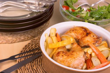 Kavrulmuş Tavuk budu ve sebze güveç, sebze sa