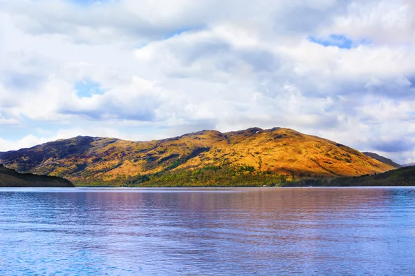 Loch Lomond, İskoçya, bulutlu gökyüzü altında Batı Highland yolundan — Stok fotoğraf