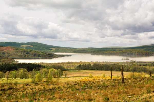 Vista sobre Loch Lomond, Escócia, de West Highland Way sob o dr — Fotografia de Stock