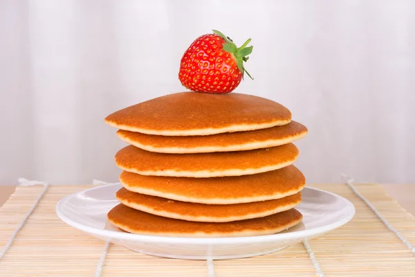 Stack av pannkakor med en färsk jordgubbe på toppen — Stockfoto