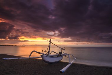 Yanan gökyüzü altında yerel geleneksel tekne