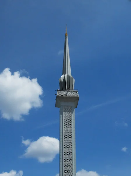 Camii minaresi mavi gökyüzü ve bulut gibi bir arka plan ile — Stok fotoğraf