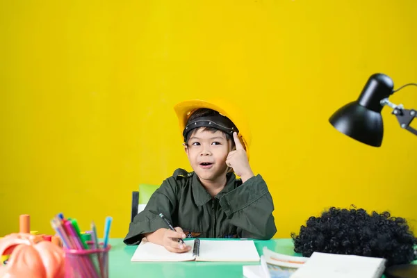 Junge Mit Helm Nachdenken Über Lernen Schreibtisch Sitzen Kopierraum — Stockfoto