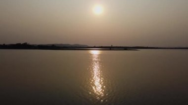 Gün batımında rezervuar, Güneş ışığı suyu yansıtır.