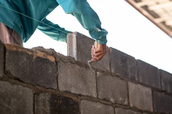 Close Pekerja Konstruksi Profesional Meletakkan Batu Bata Situs Industri — Stok Foto
