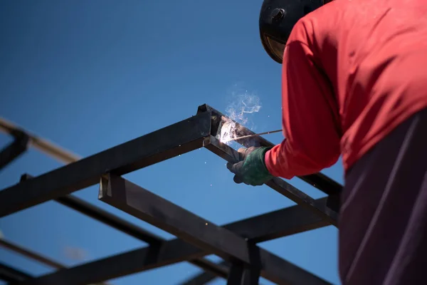 Pekerja Pengelasan Baja Atap Lokasi Konstruksi Tutup — Stok Foto