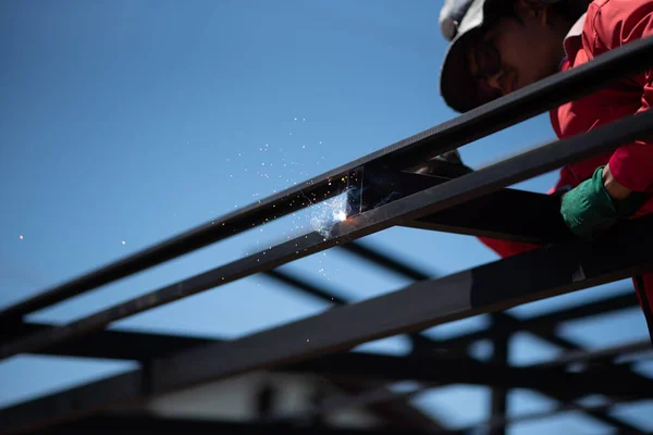 Pekerja Pengelasan Baja Atap Lokasi Konstruksi Tutup — Stok Foto