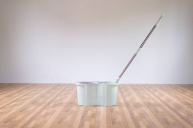 Temizlik ekipmanları odanın ortasına yerleştirildi, boşluğu kopyala.