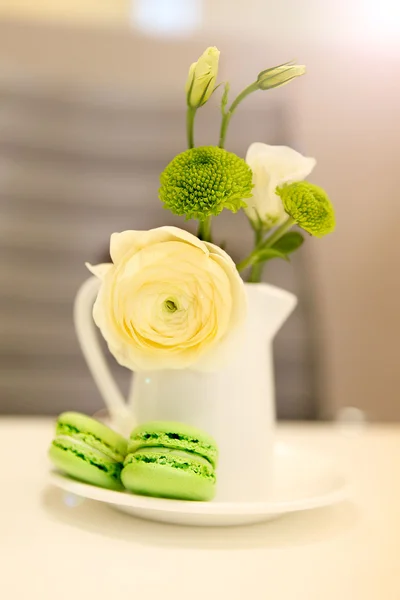 Flower and macaroon — Stock Photo, Image