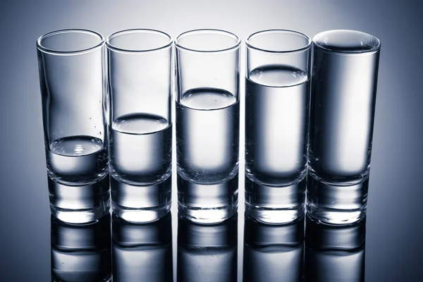 Satır gözlük votka için — Stok fotoğraf