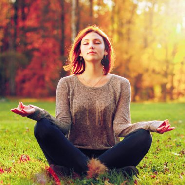 genç erkek parkta meditasyon.