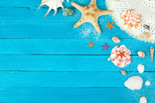 ahşap tahta üzerinde plaj aksesuarları