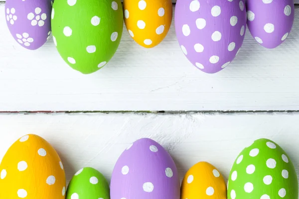 Huevos de Pascua sobre fondo de madera — Foto de Stock