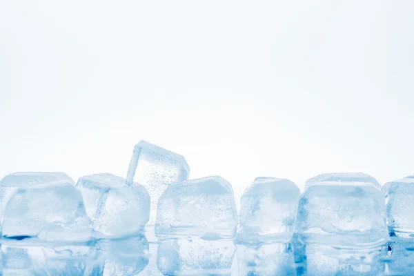 白い背景の上のアイス キューブ — ストック写真