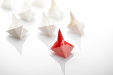 Kağıt gemi kullanarak liderlik kavramı