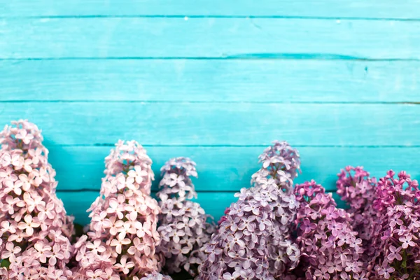 La hermosa lila sobre un fondo de madera — Foto de Stock