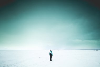 Sahilde yalnız kadın