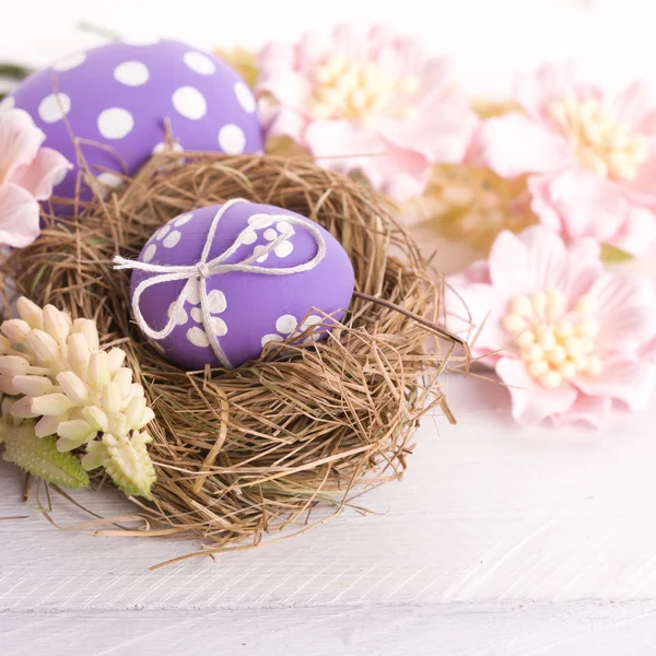 Nid de Pâques avec œufs décoratifs — Photo