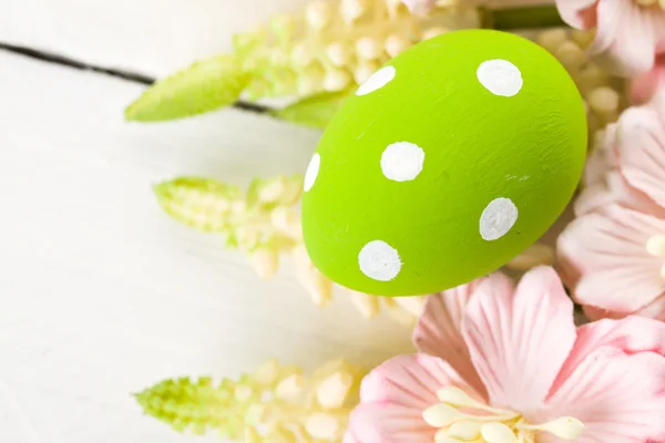 Uova di Pasqua con fiori primaverili — Foto Stock