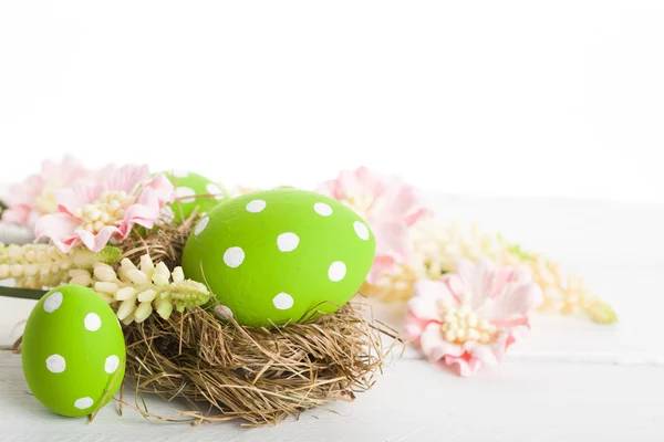 Pasen nest met decoratieve eieren — Stockfoto