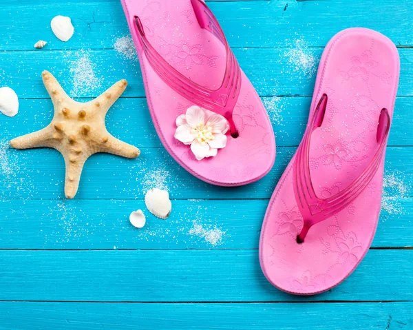 Accesorios de verano sobre fondo de madera azul . — Foto de Stock