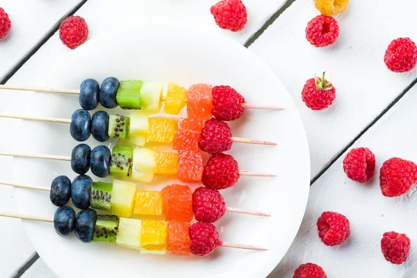 Frutas frescas de verano en palos — Foto de Stock