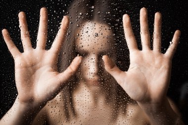 Uzamış elleri olan yalnız kadınlar.