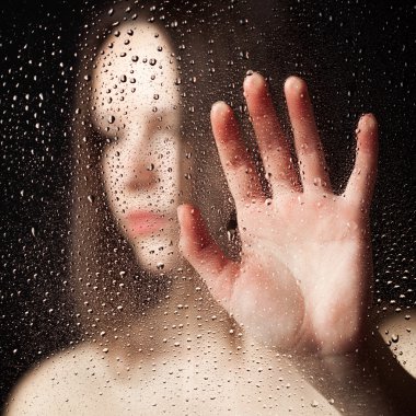 Uzamış elleri olan yalnız kadınlar.